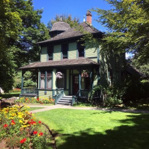 The Reodde House Museum - View of the front entrance and gardern